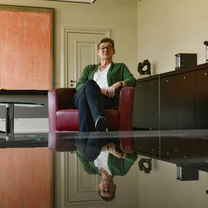 Ulrike Gote (Bündnis 90 DIE GRÜNEN) im Interview *** NUR FÜR REDAKTIONELLE ZWECKE *** EDITORIAL USE ONLY ***<p>Berlins Gesundheitssenatorin Ulrike Gote (Bündnis 90 DIE GRÜNEN) sitzt am 9. August 2022 in ihrem Büro in der Senatsverwaltung für Gesundheit in Berlin Kreuzberg. FOTO: Jörg Krauthöfer Funke Foto Services< p> <p > Arbeit Berlin Copyright: JörgxKrauthöfer *** Ulrike Gote Bündnis 90 DIE GRÜNEN interview FOR EDITORIAL PURPOSES ONLY EDITORIAL USE ONLY p Berlins health senator Ulrike Gote Bündnis 90 DIE GRÜNEN sits in her office at the Senate Department for Health in Berlin Kreuzberg on August 9, 2022 PHOTO Jörg Krauthöfer Funke Foto Services p p Work Berlin Copyright JörgxKrauthöfer Copyright: JörgxKrauthöfer doc7m8a1eh2uhj1mzblfo67 ,EDITORIAL USE ONLY