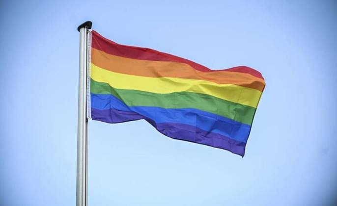 Regenbogenfahne weht an der katholischen Pfarrkirche in Essen Dahlhausen an der Dahlhauser Straße *** NUR FÜR REDAKTIONELLE ZWECKE *** EDITORIAL USE ONLY ***<p>Eine Regenbogenfahne weht an der katholischen Pfarrkirche in Essen Dahlhausen an der Dahlhauser Straße am Mittwoch, den 24. März 2021. Die Kirchengemeinde demonstriert so gegen den Vatikan. Die Regenbogenflagge steht in zahlreichen Kulturen weltweit für Aufbruch, Veränderung und Frieden, und sie gilt als Zeichen der Toleranz und Akzeptanz, der Vielfalt von Lebensformen, der Hoffnung und der Sehnsucht. Deutschland NRW Essen Copyright: KerstinxKokoska *** Rainbow flag blows to the Catholic Parish church in Food Dahlhausen to the Dahlhauser Street *** ONLY FOR EDITORIAL PURPOSE ** Copyright: KerstinxKokoska doc7f1up6qt3kn17lwet1oq EDITORIAL USE ONLY