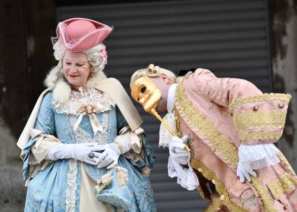 (230206) -- VENICE, Feb. 6, 2023 -- Revelers pose during the Venice Carnival in Venice, Italy, on Feb. 5, 2023. The Venice Carnival 2023 kicked off in the Italian lagoon city on Feb. 4, and will last until Feb. 21. ) ITALY-VENICE-VENICE CARNIVAL 2023 JinxMamengni 