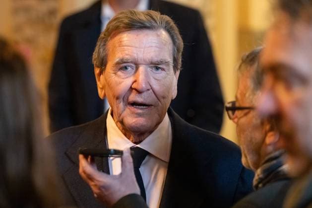 Altbundeskanzler Schröder im Meininger Theater Altbundeskanzler Gerhard Schröder (SPD) kommt ins Staatstheater Meiningen, um die La Boheme-Inszenierung des Künstlers Markus Lüpertz (l) zu sehen. Meiningen Thüringen DEUTSCHLAND *** Former Chancellor Schröder at Meiningen Theater Former Chancellor Gerhard Schröder SPD comes to the State Theater Meiningen to see the La Boheme production of artist Markus Lüpertz l Meiningen Thuringia GERMANY