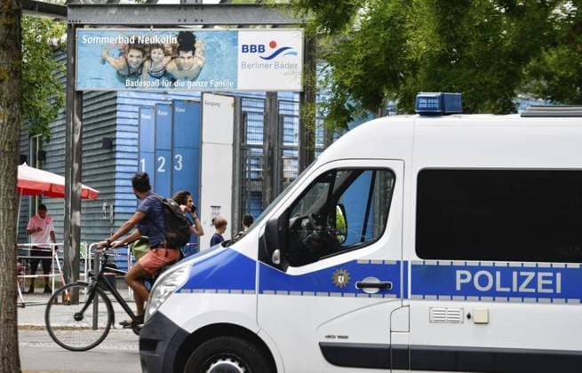 Columbia Bad Sommerbad Neukölln *** NUR FÜR REDAKTIONELLE ZWECKE *** EDITORIAL USE ONLY ***<p>Ein Polizeiauto steht am 21. Juli 2022 vor dem Sommerbad Neukölln (Columbia-Bad). Kolumbien Berlin Copyright: RetoxKlar *** Columbia Bad summer bath Neukölln FOR EDITORIAL PURPOSES ONLY EDITORIAL USE ONLY p A police car is parked in front of the summer bath Neukölln Columbia Bad Columbia Berlin on July 21, 2022 Copyright RetoxKlar Copyright: RetoxKlar doc7lymgtqcz92ka18zbnn ,EDITORIAL USE ONLY