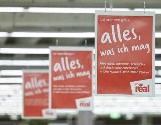 Aus Real wird mein Real *** NUR FÜR REDAKTIONELLE ZWECKE *** EDITORIAL USE ONLY ***<p>Filialleiter Manfred Friol führt am Montag, den 10.10.2022 durch den mein Realmarkt an der Thyssenstraße 70 in Dinslaken. Der Standort gehört zu den 62 Märkten, die weiterhin unter dem Namen real geführt werden. Deutschland NRW Dinslaken Copyright: ErwinxPottgiesser *** from Real will My Real *** ONLY FOR EDITORIAL PURPOSE *** EDITORIAL USE ONLY *** P Branch Manager Manfred Friol leads on Monday, the 10 10 2022 through the My Real market to the Thyssenstrasse 70 in Dinslaken the Location belongs to to the 62 markets, the Furthermore at the Names Real managed become Germany NRW Dinslaken Copyright Erwinx Pottgiesser Copyright: ErwinxPottgiesser doc7n46ise8tc4zwmnl9dj EDITORIAL USE ONLY