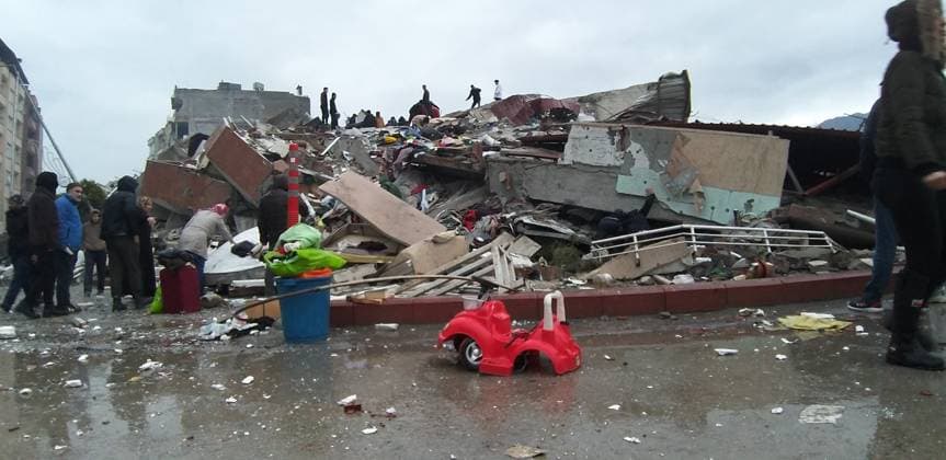 Rescue teams try to reach trapped residents inside collapsed buildings at Iskenderun in Hatay, southeast Turkey. A powerful earthquake has hit a wide area in south-eastern Turkey, near the Syrian border, killing more than 300 people and trapping many others. Copyright: MehmetxAntakyali 17837484