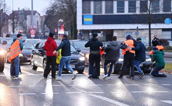 News Themen der Woche KW06 News Bilder des Tages Reutlingen 06.02.2022 Zivilpolizisten unterbinden Protest der Letzten Generation in Reutlingen, die Klima-Kleber versuchten sich auf der Fahrbahn an der Eberhardstrasee Ecke B 464 an der Reutlinger Stadthalle festgeklebt, um gegen die Klimapolitik der Bundesregierung zu protestieren. *** Reutlingen 06 02 2022 Civilian police officers prevent protest of the Last Generation in Reutlingen, the climate stickers tried on the roadway at the Eberhardstrasee corner B 464 at the Reutlingen town hall stuck to protest against the climate policy of the federal government