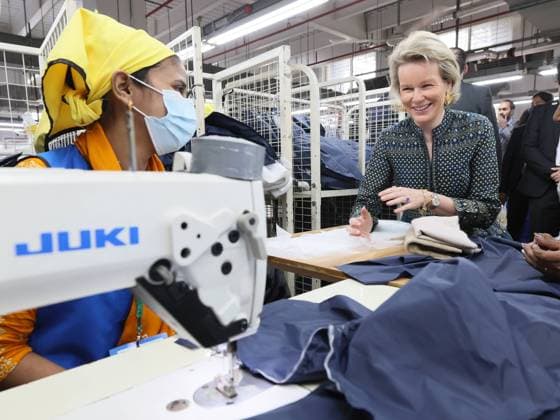 Bilder des Jahres 2023, Entertainment 02 Februar Entertainment Themen der Woche KW06 Entertainment Bilder des Tages Queen Mathilde of Belgium talks to a seemstress during a visit to the Fakir Apparels ltd garment factory in Dhaka, Bangladesh on Monday 06 February 2023. The Queen is on a three day humanitarian mission to Bangladesh in her capacity as advocate for the Sustainable Development Goals (SDG) of the United Nations (UN).  BENOITxDOPPAGNE 59276230