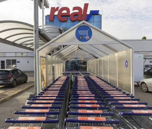 Mein Real Velbert *** NUR FÜR REDAKTIONELLE ZWECKE *** EDITORIAL USE ONLY ***<p>Außenansicht am Mittwoch, dem 12. Oktober 2022 im umgestalteten Mein Real Verbrauchermarkt in Velbert Heiligenhaus. Deutschland NRW Velbert Copyright: WalterxFischer *** My Real Velbert *** ONLY FOR EDITORIAL PURPOSE *** EDITORIAL USE ONLY *** P exterior view on Wednesday, the 12 October 2022 at redesigned My Real Supermarket in Velbert Heiligenhaus Germany NRW Velbert Copyright Walter x Fischer Copyright: WalterxFischer doc7n5b7wew4v7gzzyonmw EDITORIAL USE ONLY