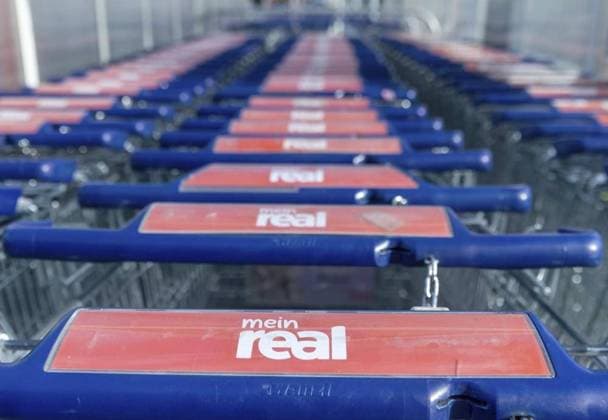Mein Real Velbert *** NUR FÜR REDAKTIONELLE ZWECKE *** EDITORIAL USE ONLY ***<p>Einkaufswagen stehen am Mittwoch, dem 12. Oktober 2022 am umgestalteten Mein Real Verbrauchermarkt in Velbert Heiligenhaus Deutschland NRW Velbert Copyright: WalterxFischer *** My Real Velbert *** ONLY FOR EDITORIAL PURPOSE *** EDITORIAL USE ONLY *** P Shopping Cart Standing on Wednesday, the 12 October 2022 on redesigned My Real Supermarket in Velbert Heiligenhaus Germany NRW Velbert Copyright Walter x Fischer Copyright: WalterxFischer doc7n5b7y4dfjc16wphen8r EDITORIAL USE ONLY