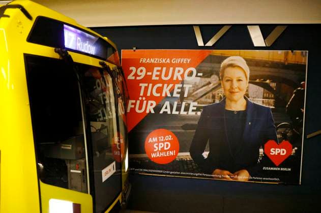Wahlplakat der SPD mit Franziska Giffey zum 29-Euro-Ticket in einer U-Bahn Haltestelle. (Symbolfoto, Themenfoto) Berlin, 05.02.2023 *** Election poster of the SPD with Franziska Giffey to the 29 euro ticket in a subway stop symbol photo, theme photo Berlin, 05 02 2023 Foto:xS.xGabschx xFuturexImage