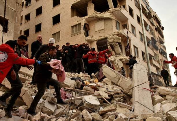 (230206) -- HAMA, Feb. 6, 2023 -- Rescue work is in progress after a deadly earthquake in Hama province, central Syria, Feb. 6, 2023. Syria s deadly earthquake has so far killed 237 people and injured 639 others in four provinces, the health ministry said in a statement Monday. A major earthquake of magnitude 7.4 knocked down multiple buildings in southern T¨¹rkiye and northern Syria on Monday. (Str Xinhua) SYRIA-HAMA-EARTHQUAKE-AFTERMATH AmmarxSafarjalani 