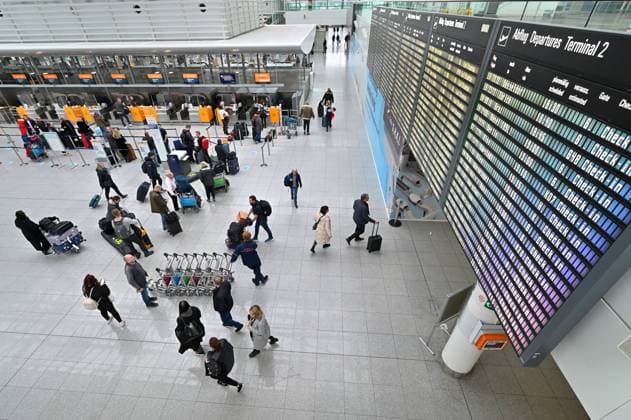 Gleich geht es los. Auf dem Weg zum Check-In am Flughafen München. München Bayern Deutschland *** Almost ready to go On the way to check in at Munich Airport Munich Bavaria Germany Copyright: xRolfxPossx