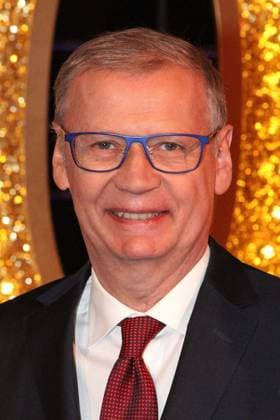Guenther Jauch beim Fototermin nach der Aufzeichnung der 1000. Ausgabe von -Wer weiss denn sowas- (ARD) am 6.02.2023 in Hamburg. Die geplante Ausstrahlung ist am 18.02.2023 um 20.15 Uhr in der ARD Das Erste Wer weiss denn sowas? (ARD) Pressetermin zur 1000. Folge in Hamburg *** Guenther Jauch at the photo session after the recording of the 1000 edition of Wer weiss denn sowas ARD on 6 02 2023 in Hamburg The planned broadcast is on 18 02 2023 at 20 15 clock in the ARD Das Erste Wer weiss denn sowas ARD press event for the 1000 episode in Hamburg 