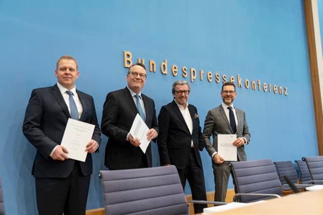 News Themen der Woche KW06 News Bilder des Tages Bundespressekonferenz in Berlin - Vorstellung der Forderungen der Metall- und Elektro-Industrie zum Arbeitszeitrecht sowie zur Erfassung der Arbeitszeit - Prof. Dr. Clemens Höpfner, Jurist und Hochschullehrer Universität Köln, Prof. Dr. Gregor Thüsing, Rechtswissenschaftler Rheinische Friedrich-Wilhelms-Universität Bonn, Dr. Stefan Wolf, Präsident Arbeitgeberverband Gesamtmetall und CEO ElringKlinger AG, Prof. Dr. Sascha Stowasser, Arbeitswissenschaftler und Direktor des ifaa - Institut für angewandte Arbeitswissenschaft (von links);Bundespressekonferenz in Berlin - Vorstellung der Forderungen der Metall- und Elektro-Industrie zum Arbeitszeitrecht sowie zur Erfassung der Arbeitszeit - Prof. Dr. Clemens Höpfner, Jurist und Hochschull