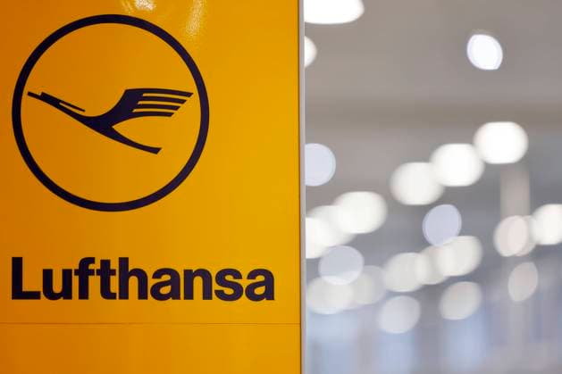 Eine Werbung für Lufthansa am Köln Bonn Airport. Die Lufthansa AG betreibt unter der Marke Deutsche Lufthansa, auch Lufthansa oder Lufthansa German Airlines, ihr deutsches Fluggastgeschäft, das in der Öffentlichkeit gemeinhin als Flagcarrier Deutschlands wahrgenommen wird. Wegen des Firmenlogos wird die Lufthansa häufig auch als Kranich-Airline bezeichnet. (Themenbild, Symbolbild) Köln, 31.01.2023 NRW Deutschland *** An advertisement for Lufthansa at Cologne Bonn Airport Lufthansa AG operates its German passenger business under the Deutsche Lufthansa brand, also known as Lufthansa or Lufthansa German Airlines, which is commonly perceived by the public as Germanys flag carrier Because of the company logo, Lufthansa is often referred Copyright: xChristophxHardtx