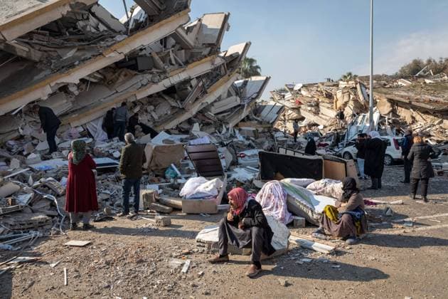 February 7, 2023, Hatay Antakya, Turkey: Citizens and earthquake victim rescue efforts after the earthquake in Hatay Antakya, Turkey. Search and rescue efforts continue in the wreckage of the destroyed buildings in Hatay, one day after the 7.7 and 7.6 magnitude earthquakes, the epicentre of which is in the Pazarcik and Elbistan districts of Kahramanmaras, affecting 10 provinces. Hatay Antakya Turkey - ZUMAi72_ 20230207_znp_i72_030 Copyright: xTolgaxIldunx