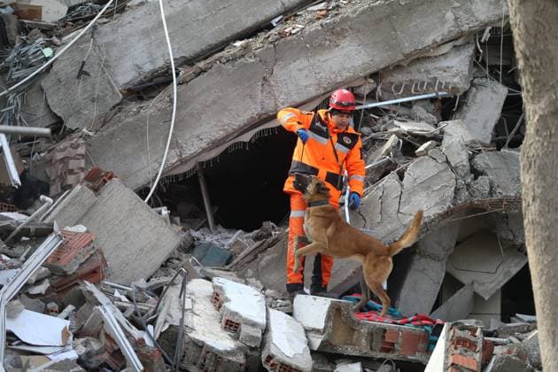 (230207) -- KAHRAMANMARAS (T?RKIYE), Feb. 7, 2023 -- A rescuer searches for survivors among the rubble of a building destroyed in a powerful earthquake in Kahramanmaras, T¨¹rkiye, on Feb. 7, 2023. The death toll in Monday s devastating earthquakes climbed to 4,544, with 26,721 injured, T¨¹rkiye s Disaster and Emergency Management Authority (AFAD) said on Tuesday. (Photo by Xinhua) T?RKIYE-KAHRAMANMARAS-EARTHQUAKES-DEATH TOLL MustafaxKaya 