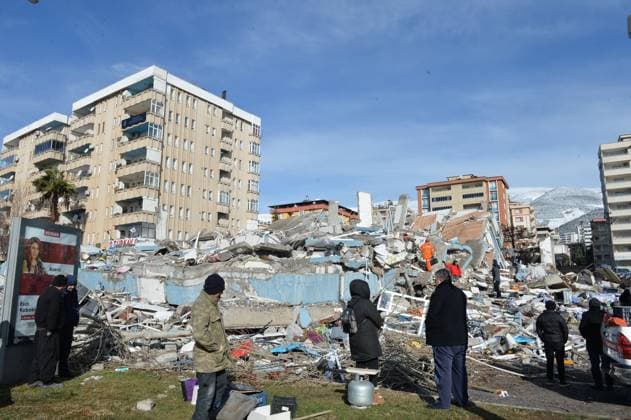 (230207) -- KAHRAMANMARAS (T?RKIYE), Feb. 7, 2023 -- People gather around the rubble of a building destroyed in a powerful earthquake in Kahramanmaras, T¨¹rkiye, on Feb. 7, 2023. The death toll in T¨¹rkiye s devastating earthquakes climbed to 5,434 on Tuesday, while the number of injuries rose to 31,777, Turkish Health Minister Fahrettin Koca said. (Photo by Xinhua) T?RKIYE-KAHRAMANMARAS-EARTHQUAKES-DEATH TOLL MustafaxKaya 