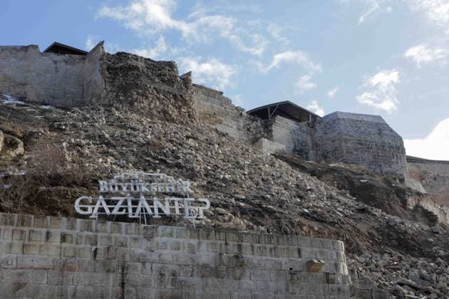 News Bilder des Tages February 7, 2023, Gaziantep, Turkey: Gaziantep, Turkey. 07 February 2023. The historical site of the Gaziantep Citadel was damaged by a devastating earthquake that hit the southern region of Turkey and the northwest part of Syria on Monday. The 7.8 magnitude earthquake and subsequent 7.5 tremor have raised so far the death toll to 5,000 people across the two countries, with rescue teams continuing to search for survivors Gaziantep Turkey - ZUMAd99_ 20230207_zap_d99_012 Copyright: xMuhammadxAtax