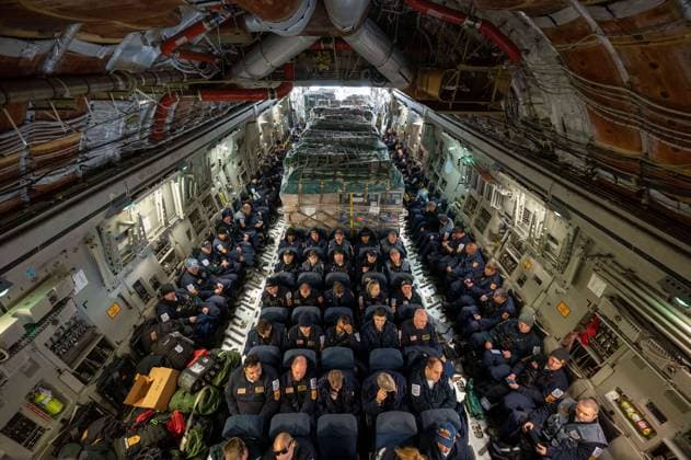 News Bilder des Tages February 7, 2023, Dover, DE, United States: Civilian Urban Search and Rescue members from Fairfax Disaster Assistance Response Team sit inside a U.S Air Force C-17 Globemaster III cargo aircraft as they prepare for departure at Dover Air Force Base, February 7, 2023 in Dover, Delaware. The U.S. Agency for International Development is mobilizing emergency humanitarian assistance to respond to the massive destruction following a 7.8 earthquake in Turkey. Dover United States - ZUMAp138 20230207_zaa_p138_006 Copyright: xSraxFaithxBarron UsxAirx