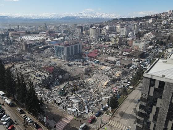 News Themen der Woche KW06 News Bilder des Tages (230208) -- KAHRAMANMARAS, Feb. 8, 2023 -- This aerial photo taken on Feb. 7, 2023 shows collapsed buildings after a powerful earthquake in Kahramanmaras, T¨¹rkiye. The death toll in T¨¹rkiye s devastating earthquakes climbed to 5,434 on Tuesday, while the number of injuries rose to 31,777, Turkish Health Minister Fahrettin Koca said. (Photo by Xinhua) T?RKIYE-KAHRAMANMARAS-EARTHQUAKES-DEATH TOLL MustafaxKaya 