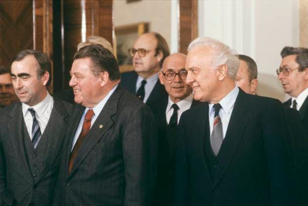 Minister-President of Bavaria Franz Josef Strauss visits Soviet Union 8366553 29.12.1987 Franz Josef Strauss, Minister-President of Bavaria and Chairman of the Christian Social Union, second left, visits the Soviet Union. Meeting with Foreign Minister of the USSR Eduard Shevarnadze, right. Sergey Guneev Russia  Copyright: xSergeyxGuneevx