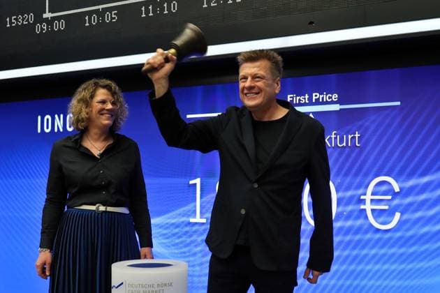 News Themen der Woche KW06 News Bilder des Tages 08.02.2023, Frankfurt, DEU Erster Boersengang in 2023 an der Frankfurter Boerse. Boersengang der Firma IONOS, einem europäische Anbieter von Hosting-Dienstleistungen, Cloud-Services und Cloud-Infrastruktur. Britta Schmidt, CFO und Achim Weiß, CEO der IONOS *** 08 02 2023, Frankfurt, DEU First IPO in 2023 on the Frankfurt Stock Exchange IPO of IONOS, a European provider of hosting services, cloud services and cloud infrastructure Britta Schmidt, CFO and Achim Weiß, CEO of IONOS