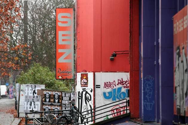SEZ Rückübertragung Berlin; 22.12.2022: Zur Eröffnung 1981 war das von Schweden entworfene SEZ in seiner Größe weltweit einzigartig. 2002 dann die Schließung durch den Senat. 2003 Verkauf für einen Euro an den sächsichen Unternehmer Rainer Löhnitz. Jetzt hat das Kammergerricht Berlin den Anspruch des Landes Berlin auf Rückübertragung bestätigt und keine Revision zugelassen. Allerdings hat der Investor vor dem Bundesgerichtshof Nichtzulassungsbeschwerde eingelegt. Berlin will an dem Ort Sozialwohnungen statt Spaßbad. Berlin Berlin Berlin *** SEZ reassignment Berlin 22 12 2022 When it opened in 1981, the Swedish-designed SEZ was unique in its size worldwide In 2002, it was closed by the Senate In 2003, it was sold for one euro