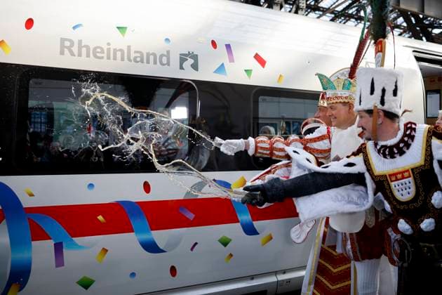 Entertainment Themen der Woche KW06 News Bilder des Tages Entertainment Bilder des Tages Das Kölner Dreigestirn der Karneval Session 2023 (v.l.) Jungfrau Agrippina (Andre Fahnenbruck) Prinz Boris I. (Boris Müller) und Bauer Marco (Marco Schneefeld) bei der Taufe des ersten ICE 3neo auf den Namen Rheinland im Kölner Hauptbahnhof mit Kölsch (Bier). Köln, 08.02.2023 NRW Deutschland *** The Cologne triumvirate of the carnival session 2023 v l Maiden Agrippina Andre Fahnenbruck Prince Boris I Boris Müller and farmer Marco Marco Schneefeld at the christening of the first ICE 3neo on the name Rhineland in Cologne Central Station with Kölsch beer Cologne, 08 02 202 NRW Germany Copyright: xChristophxHardtx