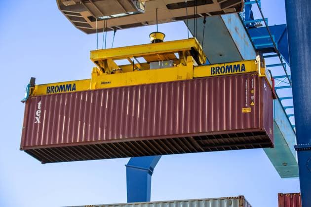Containerumschlag im Hafen von Mannheim. Der Mannheimer Hafen ist einer der größten Binnenhafen Deutschlands *** Container handling in the Port of Mannheim The Port of Mannheim is one of the largest inland ports in Germany Copyright: xx