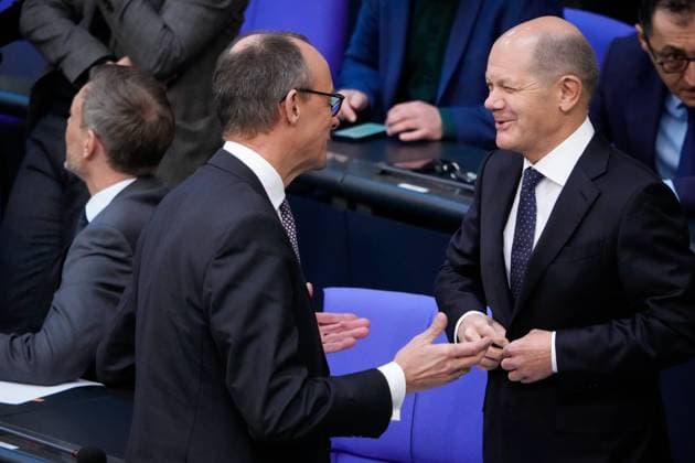 84. Bundestagssitzung und Debatte Aktuell,08.02.2023 Berlin, Friedrich Merz von der Partei CDU CSU mit Bundeskanzler Olaf Scholz (SPD) im Vorlfeld an die Regierungserklaerung zum Jahreswirtschaftsbericht 2023, Jahresgutachten des Sachverstaendigenrates bei der 84. Sitzung des Deutschen Bundestag in Berlin Berlin Berlin Deutschland *** 84 Bundestag session and debate Current,08 02 2023 Berlin, Friedrich Merz of the party CDU CSU with Chancellor Olaf Scholz SPD in the run-up to the government statement on the annual economic report 2023, annual report of the Council of Experts at the 84 session of the German Bundestag in Berlin Berlin Germany