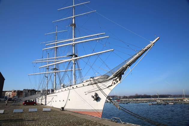 Blick am Dienstag (07.02.2023) in der Hansestadt Stralsund (Landkreis Vorpommern Rügen) auf das Segelschiff Gorch Fock I. Das Schiff ist dringend sanierungsbedürftig. Dahingehend wollte die Stadt das Traditionsschiff kaufen und reparieren. Dazu wurde im Jahr 2021 ein konkreter Zeitplan vorgestellt. Er beinhaltete u.a. die Finanzierung, die Entscheidung der Bürgerschaft zum Kauf- und Betreibervertrag, die Erstellung der Werftunterlagen durch ein Planungsbüro, die EU-weite Ausschreibung der Werftleistungen sowie die Auftragsvergabe und den Abschluss der Sanierungsarbeiten. Nun wurde bekannt, dass es zunächst nicht zum Kauf des Seglers kommt. Wie es nun mit dem Wahrzeichen der Stadt weitergeht ist noch nicht geklärt. Fest steht nur es muss rec