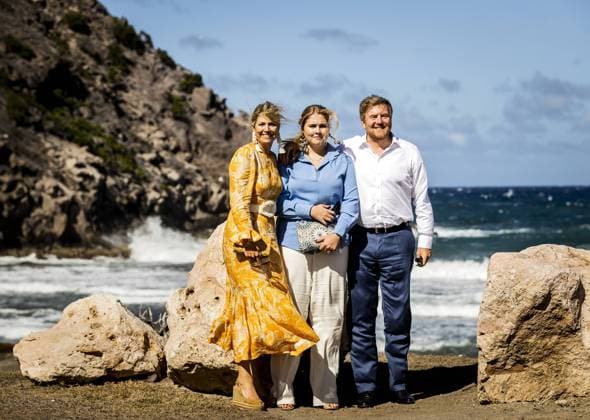 Bilder des Jahres 2023, Entertainment 02 Februar Entertainment Themen der Woche KW06 Entertainment Bilder des Tages ORANJESTAD - King Willem-Alexander, Queen Maxima and Princess Amalia pose for a photo opportunity on St. Eustatius. The Crown Princess has a two-week introduction to the countries of Aruba, Curacao and Sint Maarten and the islands that form the Caribbean Netherlands: Bonaire, Sint Eustatius and Saba. ANP REMKO DE WAAL netherlands out - belgium out *** ORANJESTAD King Willem Alexander, Queen Maxima and Princess Amalia pose for a photo opportunity on St Eustatius The Crown Princess has a two week introduction to the countries of Aruba, Curacao and Sint Maarten and the islands that form the Caribbean Netherlands Bonaire, Sint Eustatius and Saba ANP REMKO DE WAAL netherlands out belgium out  Copyright: xx x462381015x originalFilename: 462381015.jpg