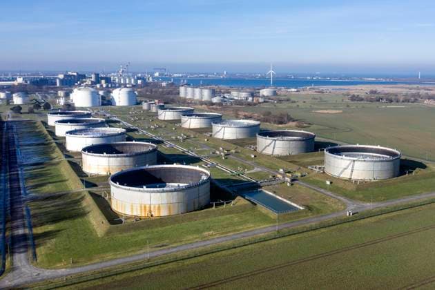 News Bilder des Tages Tanklager Oelhafen Rostock Rostock, 08.02.2023 - Mit Rohoel gefuellte Tanks der Oelhafen Rostock GmbH, EUROPORTS. Von hier aus wird die PCK Raffinerie Schwedt ueber eine Pipeline mit Rohoel beliefert. Rostock Mecklenburg-Vorpommern Deutschland *** Tank farm Oelhafen Rostock Rostock, 08 02 2023 Tanks filled with crude oil of Oelhafen Rostock GmbH, EUROPORTS From here the PCK refinery Schwedt is supplied with crude oil via a pipeline Rostock Mecklenburg Vorpommern Germany