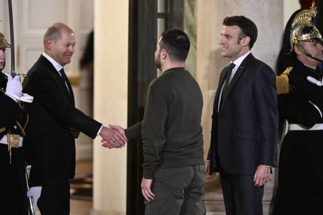 Bilder des Jahres 2023, News 02 Februar News Themen der Woche KW06 News Bilder des Tages French President Emmanuel Macron receives Ukrainian President Volodymyr Zelensky and German Chancellor Olaf Scholz at the Elysee Palace on the eve of the European summit in Brussels.  JulienxMattiax xLexPictorium LePictorium_0274749