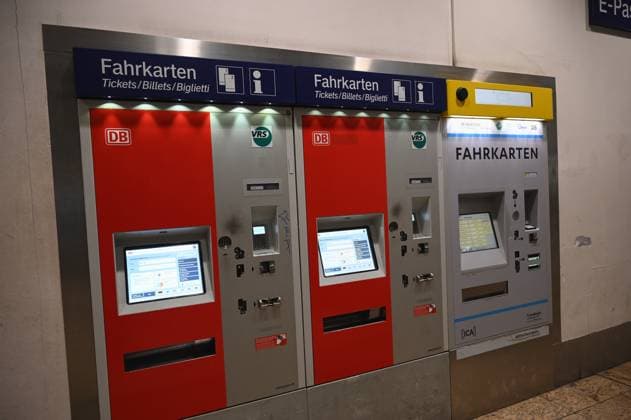 Fahrkartenautomat der Deutschen Bahn DB, des VRS und der Mittelrheinbahn