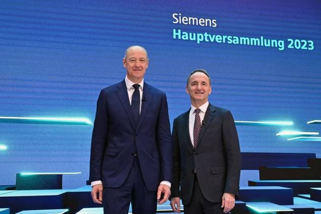 News Themen der Woche KW06 v.li:Roland Busch (Chief Technology Officer und Mitglied des Vorstands der Siemens AG), Jim Hagemann SNABE (Vorsitzender des Aufsichtsrats der Siemens AG) auf der Buehne. Virtuelle ,digitale Siemens Hauptversammlung am 09.02.2023 in Muenchen. *** f l Roland Busch Chief Technology Officer and Member of the Managing Board of Siemens AG , Jim Hagemann SNABE Chairman of the Supervisory Board of Siemens AG on stage Virtual ,digital Siemens Annual General Meeting on 09 02 2023 in Munich