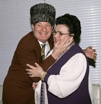 ZYKINA ESAMBAYEV 4185 09.02.1995 Famous dancer Makhmud Esambayev, left, and singer Lyudmila Zykina. Alexander Makarov Sputnik Moscow Russia  Copyright: xAlexanderxMakarovx