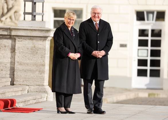 News Themen der Woche KW06 News Bilder des Tages Präsidentin der Republik Slowenien, Nataöa Pirc Musar, Bundespräsident Frank-Walter Steinmeier, Deutschland, Berlin, Schloss Bellevue, Begrüßung der Präsidentin der Republik Slowenien, Nataöa Pirc Musar, mit militärischen Ehren *** President of the Republic of Slovenia, Nataöa Pirc Musar, Federal President Frank Walter Steinmeier, Germany, Berlin, Bellevue Palace, welcoming the President of the Republic of Slovenia, Nataöa Pirc Musar, with military honors.