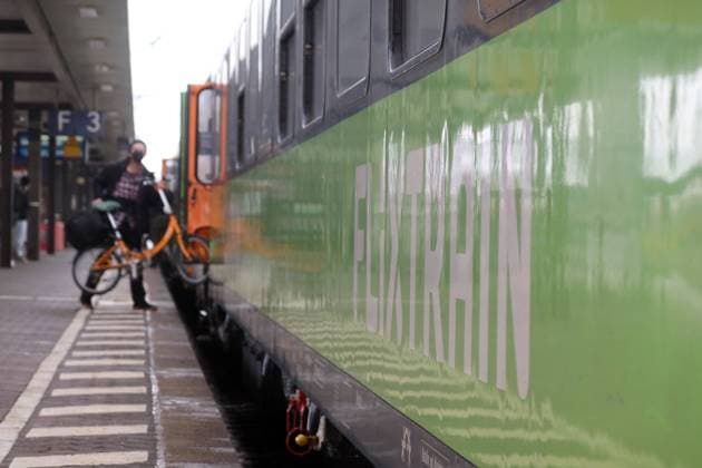 20.01.2023, Fulda, Hessen, GER - Reisende mit Fahrrad steigt in einen Flixtrain ein. (Alltag, aussen, Aussenaufnahme, Bahn, Bahnhof, Bahnstation, Bahnsteig, Bahnverkehr, befoerdern, Befoerderung, deutsch, Deutschland, einsteigen, Einstieg, Eisenbahn, Europa, europaeisch, Fahrrad, Fernreise, Fernverkehr, Fernzug, Flix Train, Flixtrain, Frau, Fulda, Gesellschaft, Hessen, Jahreszeit, Kaukasier, kaukasisch, Mensch, Person, Personenbefoerderung, Personenfernverkehr, Personentransport, QF, Querformat, Reise, Reisende, Reiseverkehr, Stadt, Station, Transport, Urlaub, Verkehr, Westeuropa, Winter, Wirtschaft, Zug, Zugverkehr) 230120D308FULDA.JPG *** 20 01 2023, Fulda, Hesse, GER Traveler with bicycle gets on a Flixtrain everyday, outside, exterior