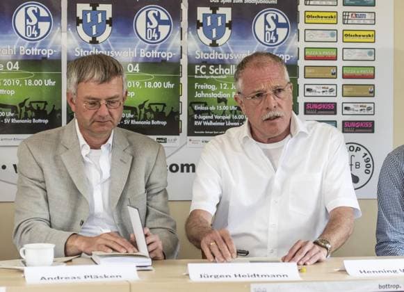 Pressekonferenz zum Spiel Stadtauswahl Bottrop Schalke 04 *** NUR FÜR REDAKTIONELLE ZWECKE *** EDITORIAL USE ONLY ***<p>Stadtsprecher Andreas Pläsken, links, und Jürgen Heidtmann bei der Pressekonferenz am Montag, 08.07.2019, zum Spiel einer Stadtauswahl Bottrop gegen den FC Schalke 04 am kommenden Freitag im Bottroper Jahnstadion. Das Freundschaftsspiel findet im Rahmen des Stadtjubiläums bottrop.100 statt. Deutschland NRW Bottrop Copyright: OliverxMengedoht *** Press conference to Game city selection Bottrop Schalke 04 *** ONLY FOR EDITORIAL PURPOSE *** EDITORIAL USE ONLY *** P town spokesman Andreas plasken, Left, and Jürgen Heidtmann at the Press conference on Monday, 08 07 2019, to Game a city selection Bottrop ag Copyright: OliverxMengedoht doc764qh19ruknb4t209hm EDITORIAL USE ONLY