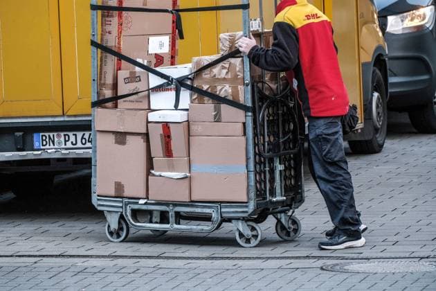 Düsseldorf 09.02.2023 Post DHL Paket Pakete Paketwagen Postpaketwagen Paketzusteller Amazon Retouren Retoure CO2 Online shoppen einkaufen onlineshopping Internetshopping Paketboom Paketbote Paketsteuer Paket-Steuer Paketabgabe Onlinehandel Deutsche Post Düsseldorf Nordrhein-Westfalen Deutschland *** Düsseldorf 09 02 2023 post DHL parcel parcel car parcel delivery Amazon returns return CO2 online shopping onlineshopping internet shopping parcel boom parcel messenger parcel tax parcel tax online trade Deutsche Post Düsseldorf North Rhine Westphalia Germany