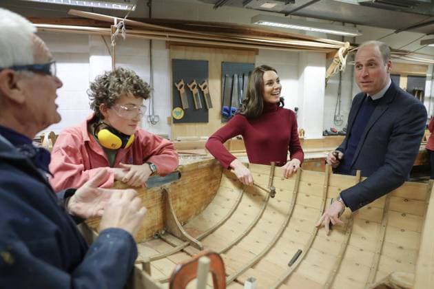 Bilder des Jahres 2023, Entertainment 02 Februar Entertainment Themen der Woche KW06 Entertainment Bilder des Tages . 09 02 2023. Falmouth , United Kingdom. Prince William and Kate Middleton, the Prince and Princess of Wales, in the boat building workshop during a visit to the National Maritime Museum Cornwall in Falmouth, United Kingdom.  xi-Imagesx xPoolx IIM-24139-0070
