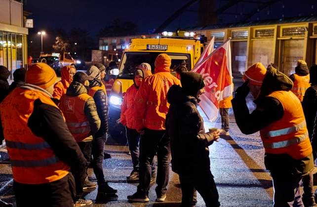 Janine Wissler besucht Streikkundgebung der BSR DEU,Deutschland, Berlin.10.02.2023: Die Parteivorsitzende der Partei DIE LINKE, Janine Wissler spricht zu den Streikposten der Berliner Stadtreinigung. VER.DI hat Beschäftigte von Vivantes, Charite, BSR, Wasserbetriebe und des Studierendenwerks Berlin zu einem gemeinsamen Warnstreiktag aufgerufen. VER.DI fordert 10,5 Prozent mehr Lohn, die bisherigen Verhandlungen verliefen ohne Ergebnis. *** Janine Wissler attends strike rally of BSR DEU,Germany, Berlin 10 02 2023 The party leader of DIE LINKE, Janine Wissler speaks to the pickets of the Berlin city cleaning VER DI has called employees of Vivantes, Charite, BSR, Wasserbetriebe and Studierendenwerk Berlin to a joint warning strike day VER DI