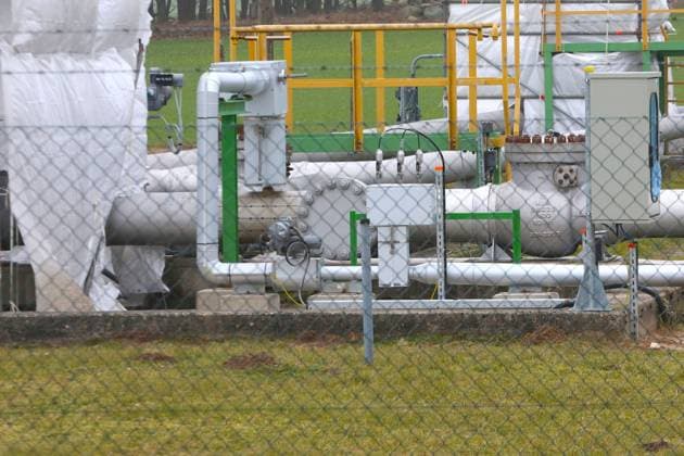 Blick am Freitag (10.02.2023) unweit von Lindenhof (Landkreis Mecklenburgische Seenplatte) auf eine Pumpstation für die Erdölleitung Rostock-Schwedt. Die Bundesministerin des Innern und für Heimat Nancy Faeser hatte seinerzeit bekannt gegeben die kritische Infrastruktur in Deutschland besser schützen zu wollen. Jedoch nicht alle Versorgungssysteme lassen sich rund um die Uhr überwachen. Bei der Station nahe Lindenhof hatten es im Jahr 2022 Aktivisten der Vereinigung Letzte Generation unter anderem geschafft, die Pumpstationen der Erdölversorgungsleitung zu besetzen und die Ventile zu manipulieren. *** View on Friday 10 02 2023 not far from Lindenhof County Mecklenburg Lake District on a pumping station for the oil pipeline Rostock Sc
