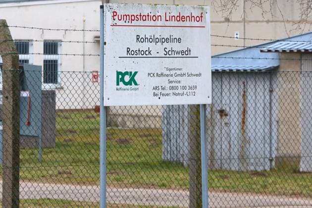 Blick am Freitag (10.02.2023) unweit von Lindenhof (Landkreis Mecklenburgische Seenplatte) auf eine Pumpstation für die Erdölleitung Rostock-Schwedt. Die Bundesministerin des Innern und für Heimat Nancy Faeser hatte seinerzeit bekannt gegeben die kritische Infrastruktur in Deutschland besser schützen zu wollen. Jedoch nicht alle Versorgungssysteme lassen sich rund um die Uhr überwachen. Bei der Station nahe Lindenhof hatten es im Jahr 2022 Aktivisten der Vereinigung Letzte Generation unter anderem geschafft, die Pumpstationen der Erdölversorgungsleitung zu besetzen und die Ventile zu manipulieren. *** View on Friday 10 02 2023 not far from Lindenhof County Mecklenburg Lake District on a pumping station for the oil pipeline Rostock Sc