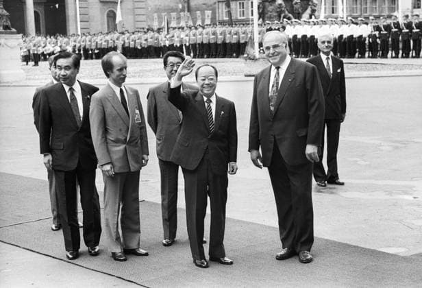 Deutschland, Muenchen, 05.07.1992 Archiv.: 35-03-17 Weltwirtschaftsgipfel Foto: Bundeskanzler Helmut Kohl und Miyazawa Kiichi, Premierminister Japan Weltwirtschaftsgipfel *** Germany, Munich, 05 07 1992 Archive 35 03 17 World Economic Summit Photo German Chancellor Helmut Kohl and Miyazawa Kiichi, Prime Minister Japan World Economic Summit
