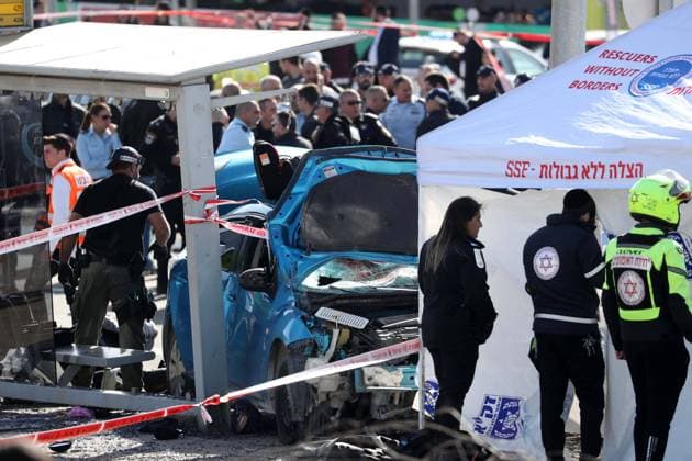 Bilder des Jahres 2023, News 02 Februar News Themen der Woche KW06 News Bilder des Tages (230210) -- JERUSALEM, Feb. 10, 2023 -- Rescuers and police work at the scene of a ramming attack in Jerusalem, on Feb. 10, 2023. A suspected ramming attack in Jerusalem on Friday killed two Israelis and wounded several others, some of them in critical condition. (Photo by Xinhua) MIDEAST-JERUSALEM-RAMMING ATTACK MuammarxAwad 