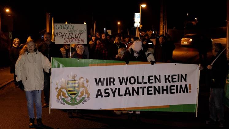 News Themen der Woche KW06 News Bilder des Tages Sachsen kommt bei der Flüchtlingsaufnahme an ihre Grenzen. Viele Landkreise können kaum mehr Flüchtlinge aufnehmen. Es sollen daher immer mehr Erstaufnahmeeinrichtungen entstehen. In Kriebethal im Landkreis Mittelsachsen gingen wieder über 100 Menschen auf die Straße und protestierten gegen die Aufnahme von Flüchtlingen im ehemaligen DRK-Altenheim. Mobilisiert von den Freien Sachsen fand eine Kundgebung im Ort statt, mit einem anschließenden Aufzug. Über dem Messenger Telegramm findet aktuell eine regelrechte Hetze der Freien Sachsen gegen die Asylunterbringung statt. So wollen auch am Freitag die Teilnehmer mit zahlreichen Freie Sachsen Fahnen wieder vom Kriebsteiner Rollsportclub zur Asyleinrichtung spazieren. Vor Ort protestierten die Fr