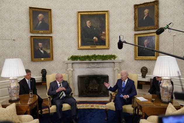 News Themen der Woche KW06 News Bilder des Tages President Joe Biden meets Brazilian President Luiz Inacio Lula da Silva in the Oval Office of the White House in Washington, DC, US, on Friday, Feb. 10, 2023. Biden is hosting Lula in a show of support for Brazilian democracy, shaken last month by a right-wing insurrection akin to the invasion of the US Capitol in 2021.  WAS20230210957 AndrewxHarrer