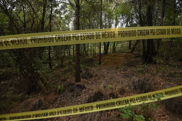 Clandestine grave found in forest in the State of Mexico with more than 60 bags of human remains, the second so far this year February 10, 2023 Lerma , Mexico : Aspects of the area where forensic experts from the State of Mexico conducted the proceedings where at least 9 clandestine graves were found in the forest on the border of the municipalities of Lerma and Ocoyoacac, unofficially have found a total of 68 packages with human remains, the area where these graves are still cordoned off to prevent the passage, where it is expected to continue working to locate more human remains. on February 10 , 2023 in Lerma, MÃ xico. (Photo by Arturo Hernandez Eyepix Group) Copyright: xArturoxHernandezx xEyepixxGroupx AH_100223_03