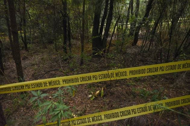 Clandestine grave found in forest in the State of Mexico with more than 60 bags of human remains, the second so far this year February 10, 2023 Lerma , Mexico : Aspects of the area where forensic experts from the State of Mexico conducted the proceedings where at least 9 clandestine graves were found in the forest on the border of the municipalities of Lerma and Ocoyoacac, unofficially have found a total of 68 packages with human remains, the area where these graves are still cordoned off to prevent the passage, where it is expected to continue working to locate more human remains. on February 10 , 2023 in Lerma, MÃ xico. (Photo by Arturo Hernandez Eyepix Group) Copyright: xArturoxHernandezx xEyepixxGroupx AH_100223_04